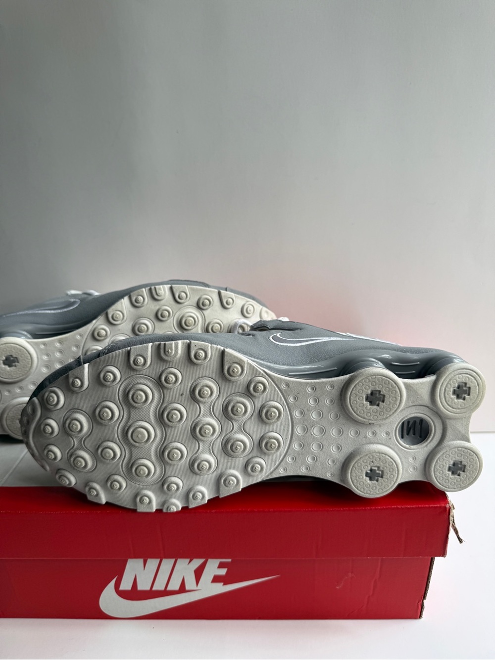 Nike Shox NZ Men’s Running Shoes White Gray Size 11 - Picture 8 of 10